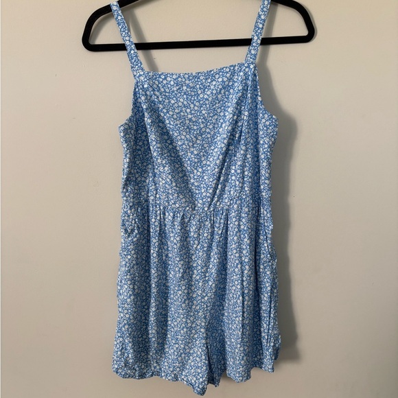 Blue Floral Romper size M Old Navy - like new condition romper cute for summer - Picture 2 of 8
